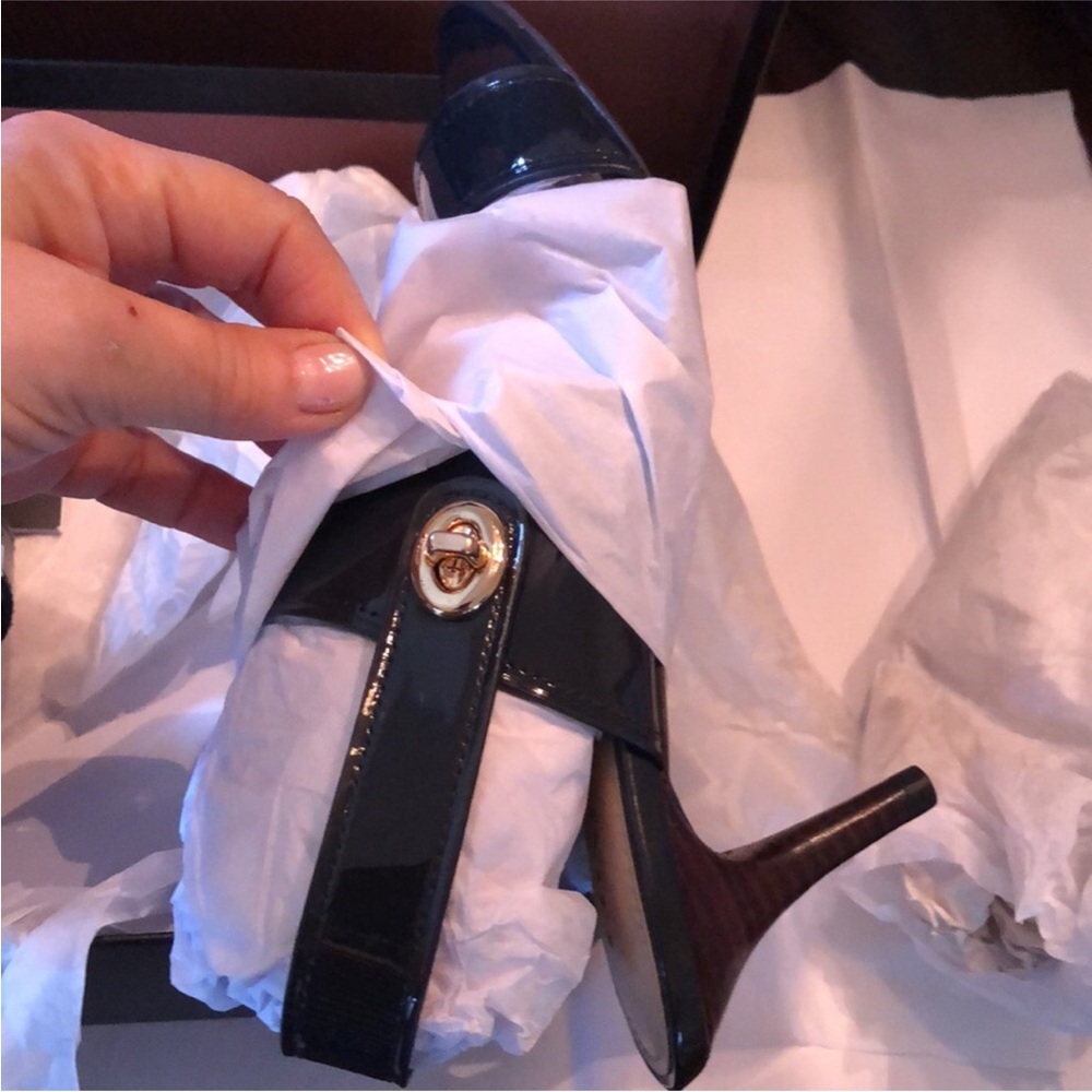 Coach Marla patent leather brown tapered heel back gold tone lock strap + box - Picture 3 of 13